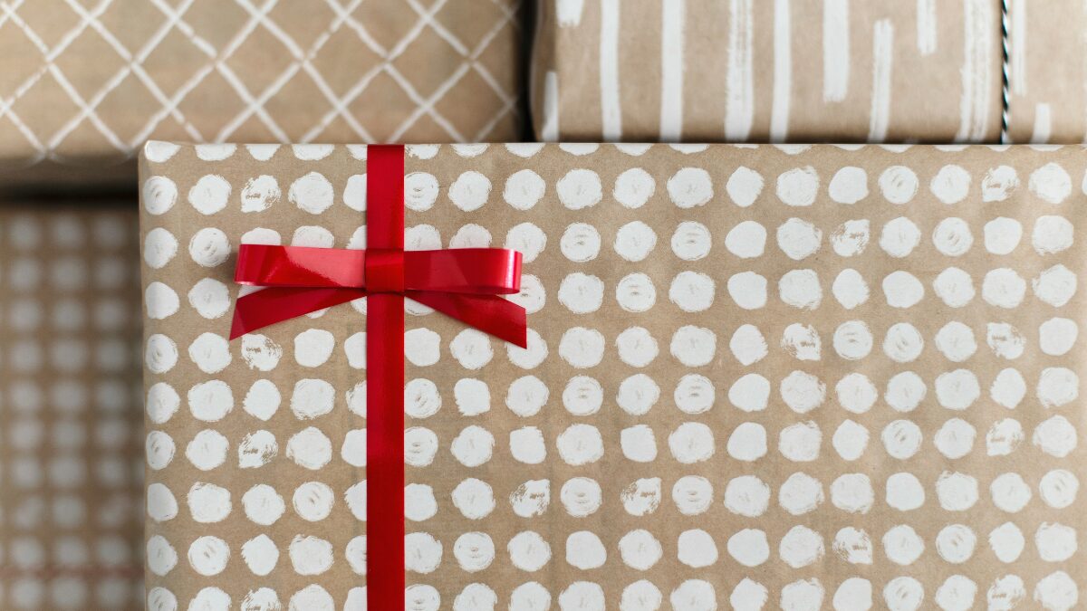 ラッピングされている贈り物の写真